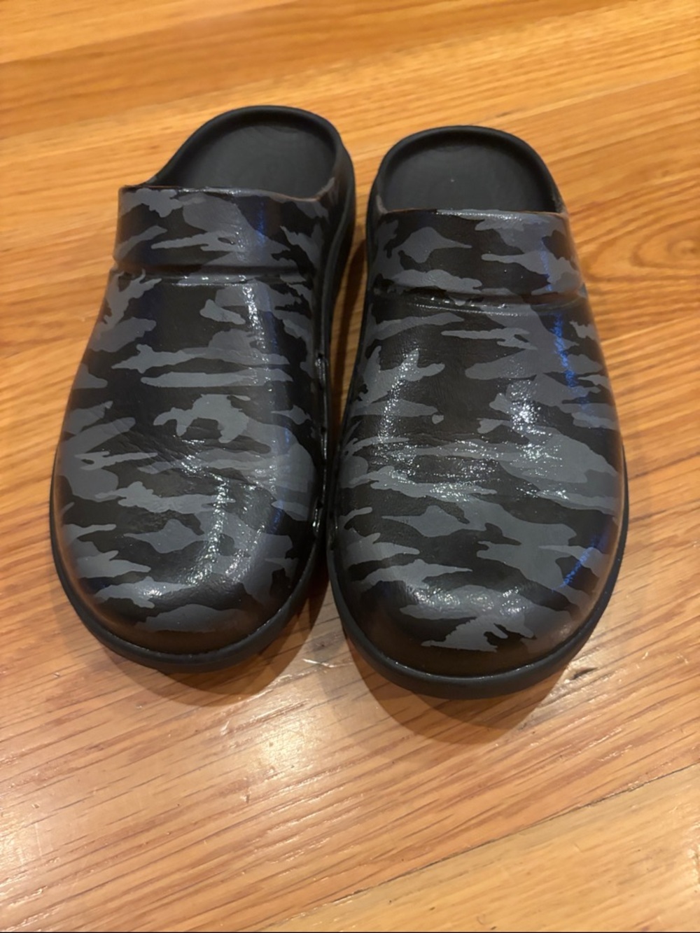 OOFOS Black & Gray Camo Women's Clog